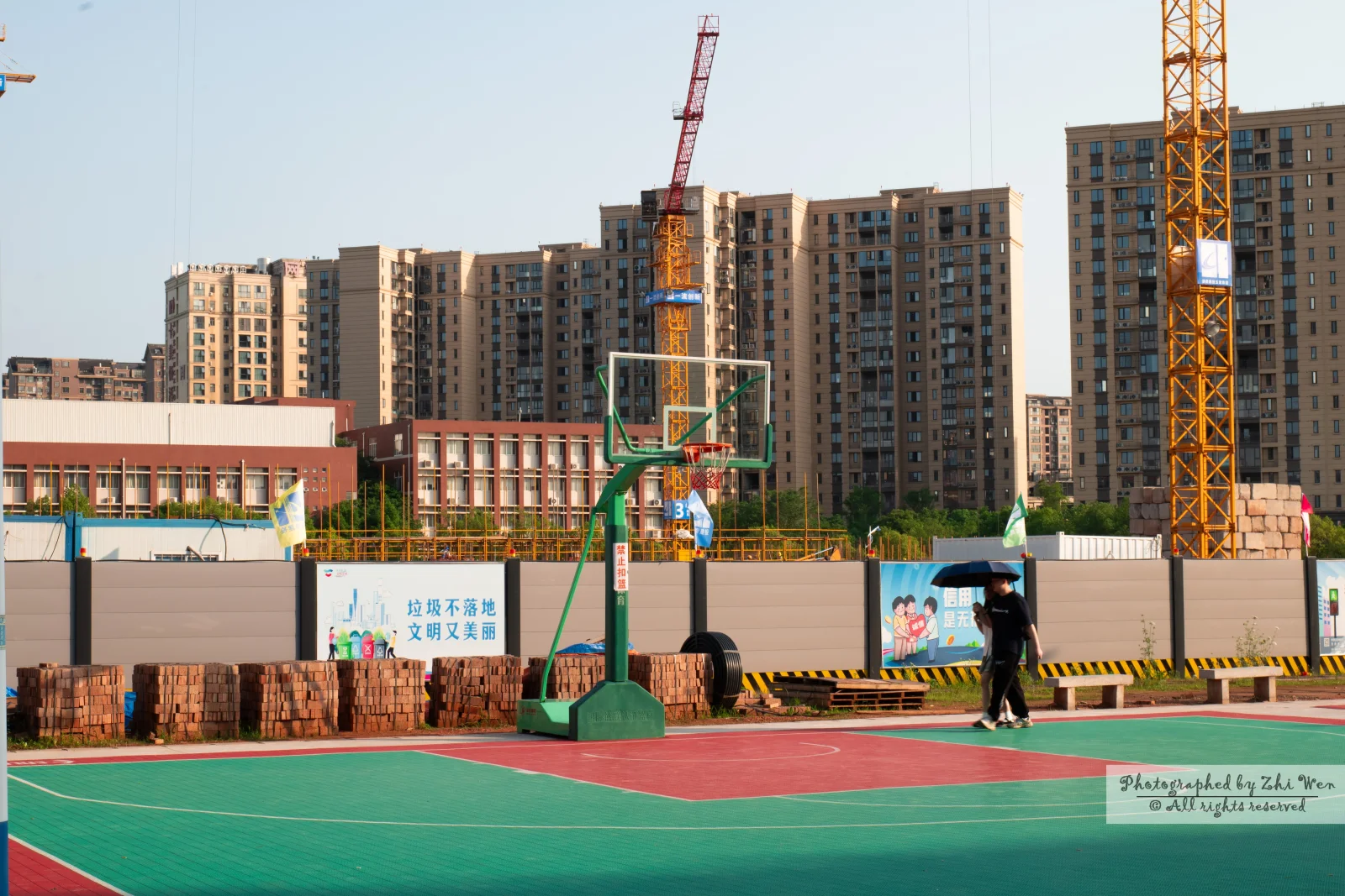 《在建设地旁行走》
