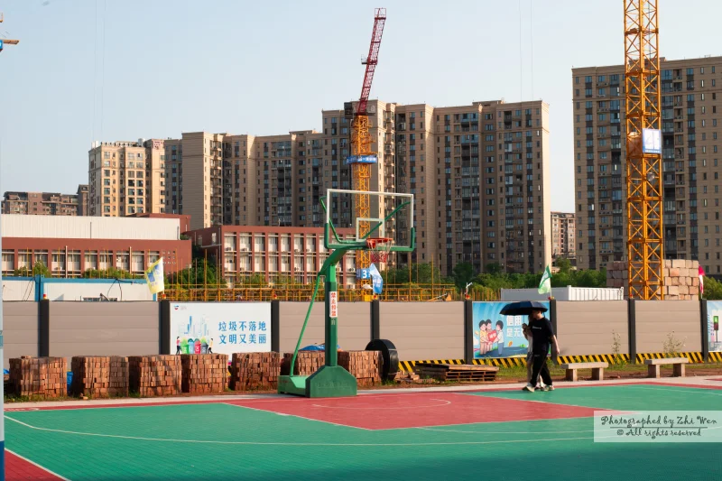 《在建设地旁行走》