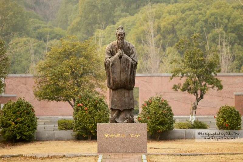 《校园内的孔子像》