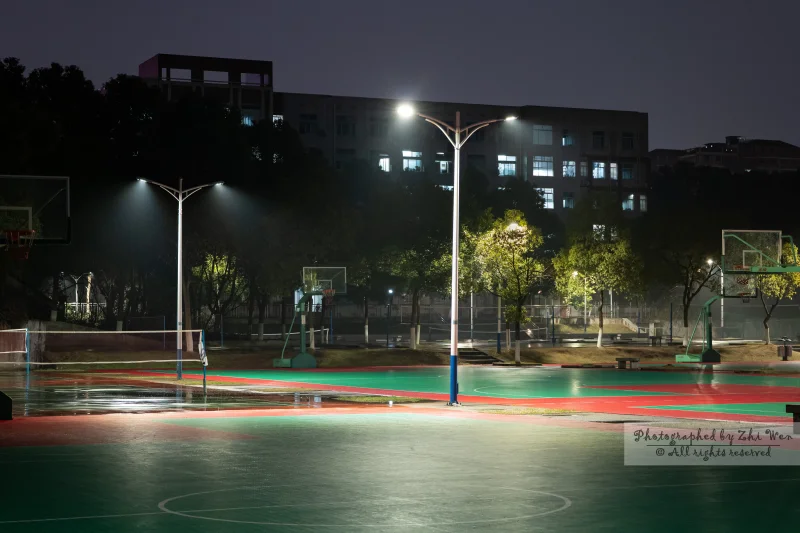《灯光支援的球场》