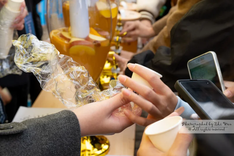《递杯》